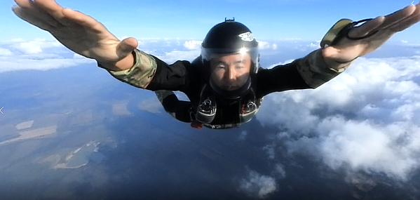 skydiver-practicing-proximity-control-in-free-fall.png