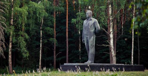 Yuri-Gagarin-Statue-at-GCTC.jpg
